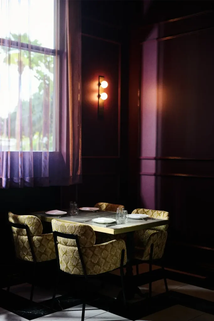 architecte-restaurant-et-bar-Brian-K-resto-Cino-coin-tables-chaise-motif-art-deco-lumiere-tamise